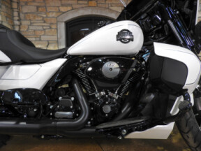 Harley-Davidson® Street Glide Limited 2026 FLHXL WHITE ONYX PRL W/ PINSTRIPE thumb 1