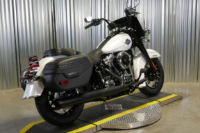 2025 Harley-Davidson® Heritage Classic White Onyx w/Laced Wheels thumb 3