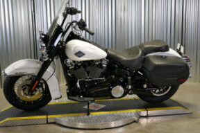 2025 Harley-Davidson® Heritage Classic White Onyx w/Laced Wheels thumb 0