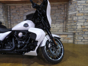 Harley-Davidson® Street Glide Limited 2026 FLHXL WHITE ONYX PRL W/ PINSTRIPE thumb 2