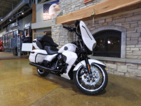 Harley-Davidson® Street Glide Limited 2026 FLHXL WHITE ONYX PRL W/ PINSTRIPE thumb 3