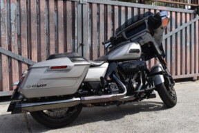 2023 Harley-Davidson® CVO™ Street Glide® FLHXSE thumb 2