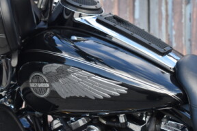 2017 Harley-Davidson® Electra Glide® Ultra Classic® FLHTCU thumb 2