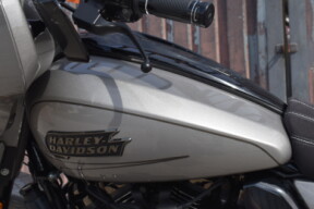 2023 Harley-Davidson® CVO™ Street Glide® FLHXSE thumb 3