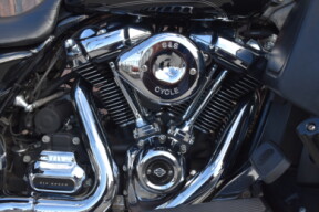 2017 Harley-Davidson® Electra Glide® Ultra Classic® FLHTCU thumb 2