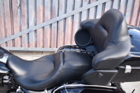2017 Harley-Davidson® Electra Glide® Ultra Classic® FLHTCU thumb 1