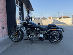 2025 Harley-Davidson® Breakout™ Vivid Black thumb 3