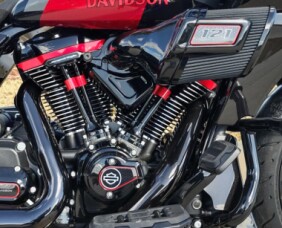 Harley-Davidson® CVO™ Road Glide™ ST 2025 thumb 2