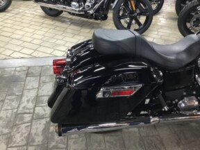 2016 Harley-Davidson® Switchback™ Vivid Black thumb 1