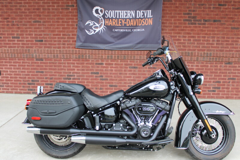 2023 Harley-Davidson® Heritage Classic Vivid Black - Black Finish