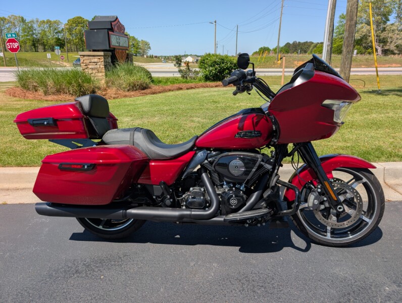 2025 Harley-Davidson® Road Glide® Brilliant Red - Black Finish