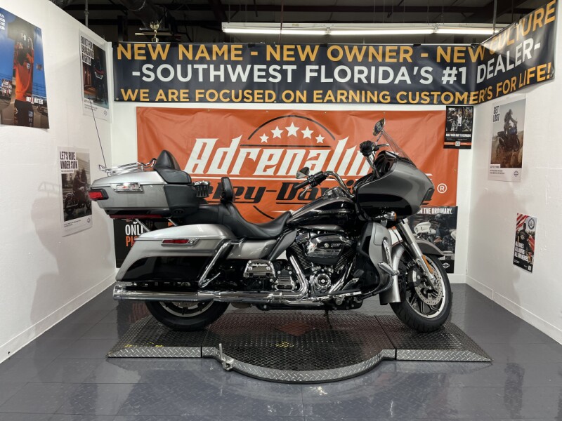 2017 Harley-Davidson® Road Glide® Ultra BIL SLVR/V BLK W/PINSTRIPE