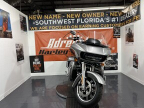 2017 Harley-Davidson® Road Glide® Ultra BIL SLVR/V BLK W/PINSTRIPE thumb 2