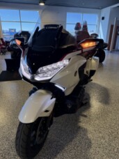 2024 Honda Gold Wing® Tour GL1800R thumb 2