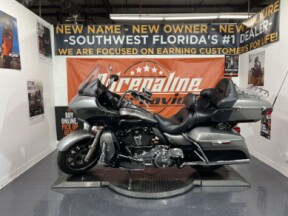 2017 Harley-Davidson® Road Glide® Ultra BIL SLVR/V BLK W/PINSTRIPE thumb 3
