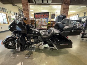 2014 Harley-Davidson® Ultra Limited Black thumb 3