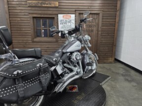 2014 Harley-Davidson® Heritage Softail® Classic 658 CHAR PRL/B SLVR W/ PINS thumb 3