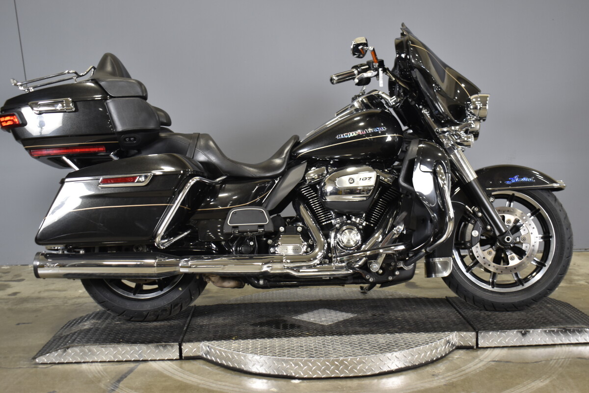 2017 Harley-Davidson® Road Glide® Special Vivid Black | Motown