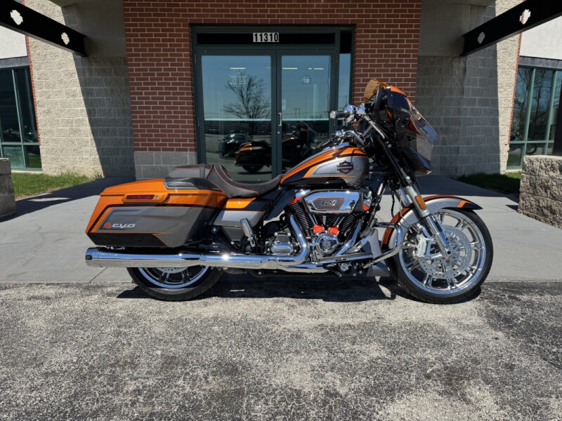 2026 Harley-Davidson® CVO Street Glide Torched Orange CVO Tri-Tone