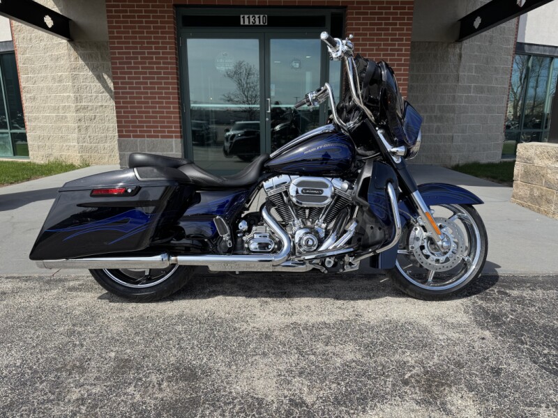 2016 Harley-Davidson® CVO™ Street Glide® FLHXSE Black Licorice with Midnight Cobalt Flames