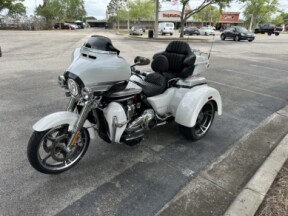 2020 Harley-Davidson® CVO™ Tri Glide® thumb 1