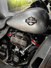 2019 Harley-Davidson® CVO™ Limited MAG GRAY FADE thumb 3
