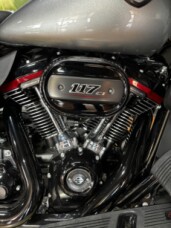 2019 Harley-Davidson® CVO™ Limited MAG GRAY FADE thumb 2