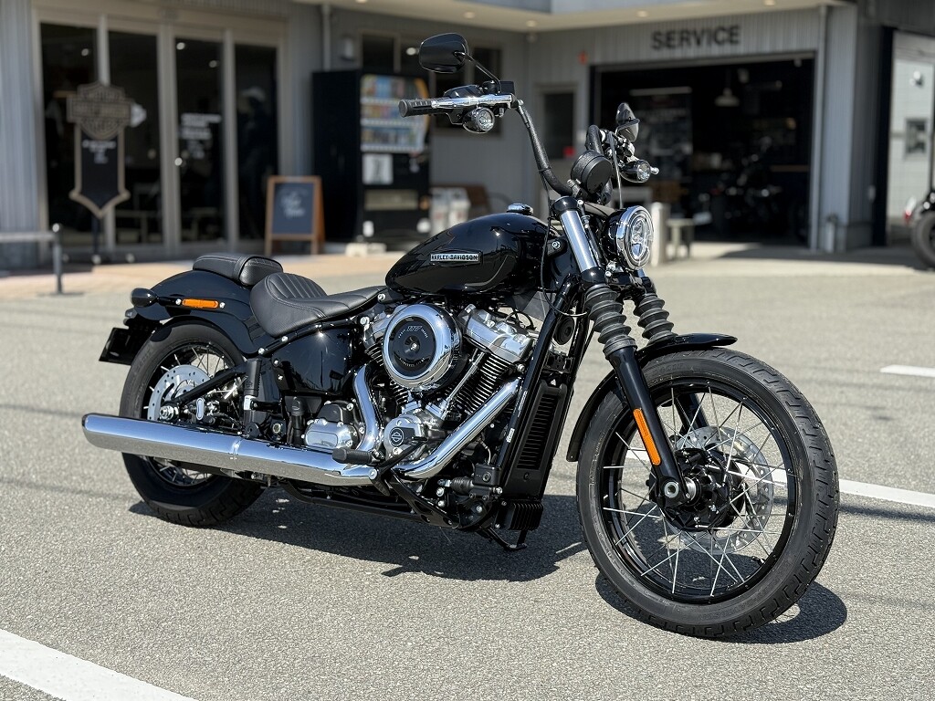 2026 Harley-Davidson® Street Bob™ Vivid Black Chrome Laced Wheels