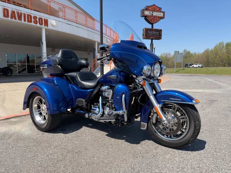 2017 Harley-Davidson® Tri Glide® Ultra Superior Blue