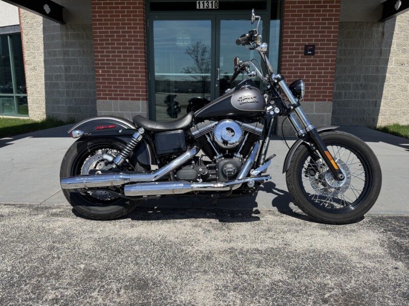 2017 Harley-Davidson® Street Bob® FXDBP CHR DNM/BLK DNM W/PINSTRIPE