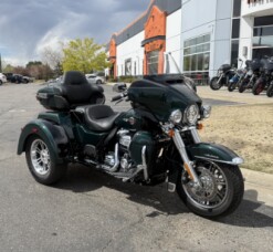 2024 Tri Glide® Ultra FLHTCUTG thumb 2