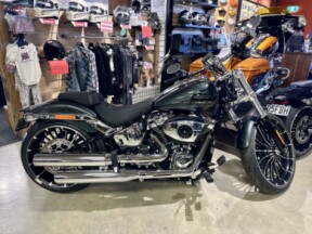 2026 Harley-Davidson® Breakout® Dark Billiard Gray Chrome Trim thumb 3