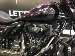 2025 Harley-Davidson® CVO™ Street Glide® Poison Berry thumb 3