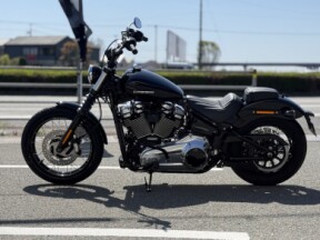 2026 Harley-Davidson® Street Bob™ Vivid Black Chrome Laced Wheels thumb 1