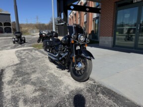 2020 Harley-Davidson® Heritage Classic 114 Vivid Black thumb 3