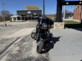 2020 Harley-Davidson® Heritage Classic 114 Vivid Black thumb 2