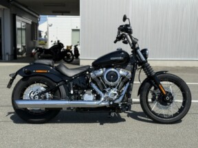 2026 Harley-Davidson® Street Bob™ Vivid Black Chrome Laced Wheels thumb 2