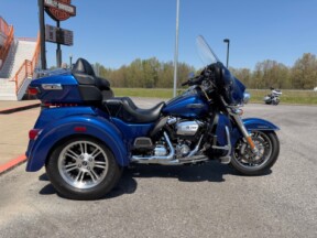 2017 Harley-Davidson® Tri Glide® Ultra Superior Blue thumb 2