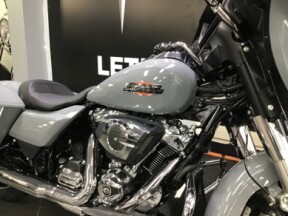 2026 Harley-Davidson® Street Glide® Dark Billiard Gray Chrome Trim thumb 3
