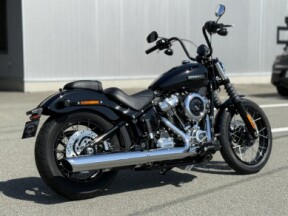 2026 Harley-Davidson® Street Bob™ Vivid Black Chrome Laced Wheels thumb 3