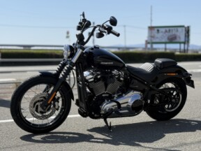 2026 Harley-Davidson® Street Bob™ Vivid Black Chrome Laced Wheels thumb 0
