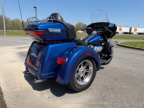 2017 Harley-Davidson® Tri Glide® Ultra Superior Blue thumb 1