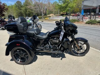2021 Harley-Davidson® CVO™ Tri Glide® Charred Crimson
