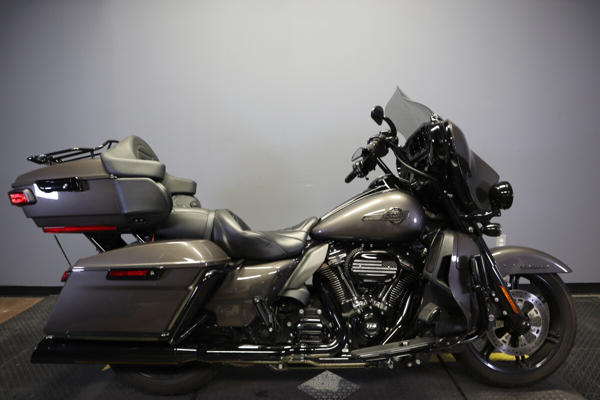 2023 Harley-Davidson® Ultra Limited Gray Haze - Black Finish