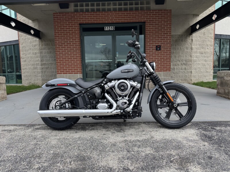 2026 Harley-Davidson® Street Bob® Dark Billiard Gray Chrome Cast Wheels