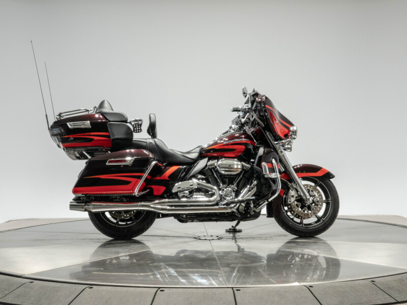 2017 Harley-Davidson® CVO™ Limited Black Garnet & Electric Red Pearl with Carbon Dust including Cont