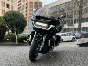 2026 Harley-Davidson® Road Glide Limited Vivid Black Chrome Trim thumb 2