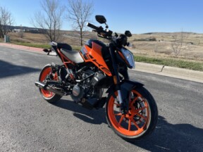 2020 KTM 200 Duke thumb 3