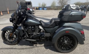  2025 Tri Glide® Ultra FLHTCUTG thumb 2