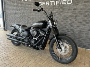 2019 Harley-Davidson® Street Bob® Vivid Black thumb 3